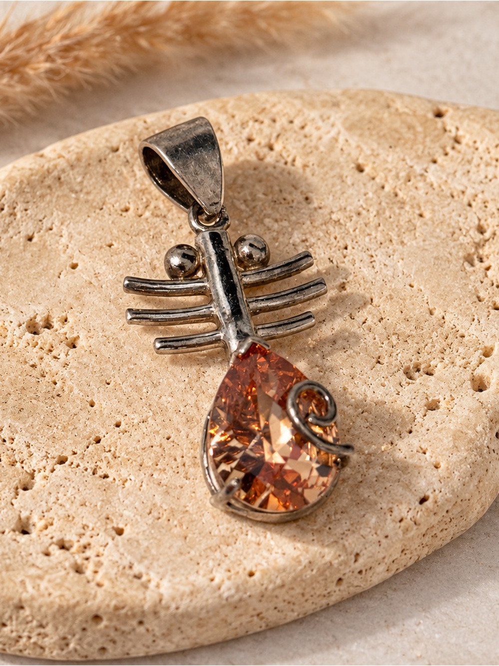 Title:
Fish Skeleton Pendant 925 Stamped Silver Tone Orange Faceted Stone
Desc